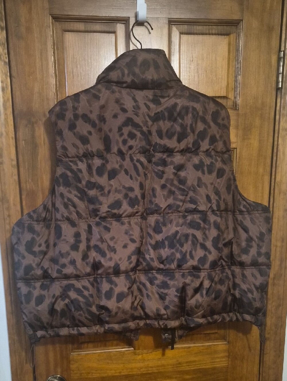 Women's Old Navy Brown Leopard-Print Puffer Vest - Picture 5 of 5